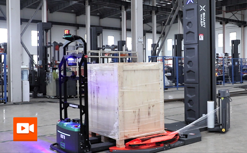 X500全自動M型智能纏繞機聯(lián)動HM01智慧叉車